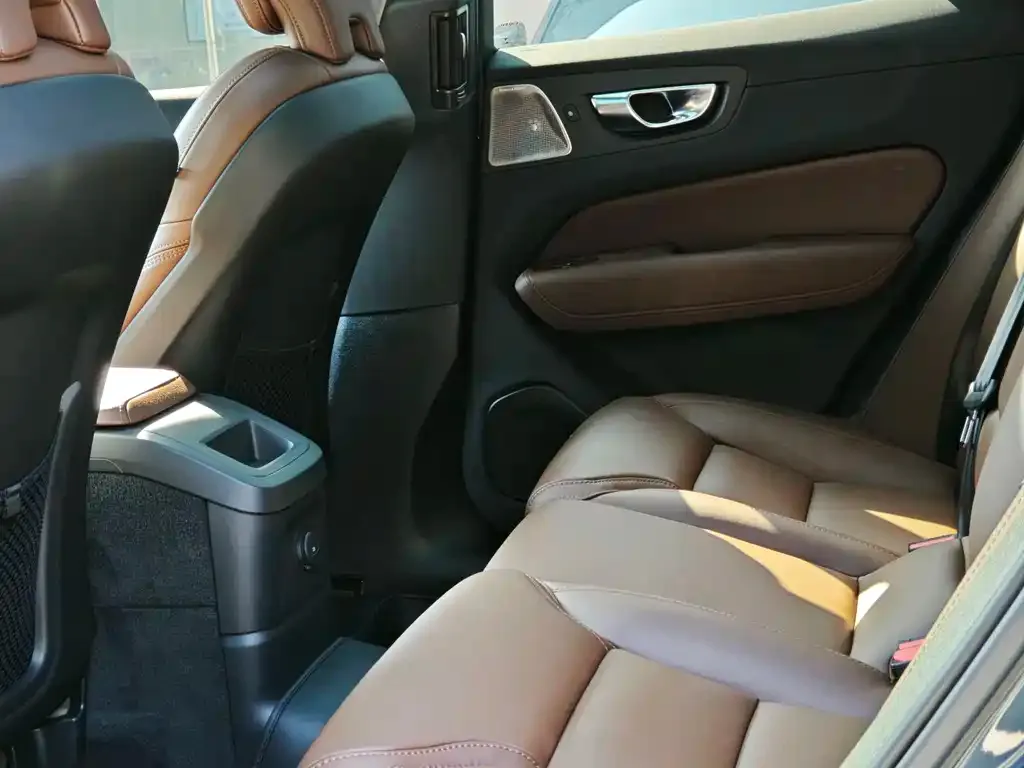Volvo XC60 PHEV 2024 из CN, фото 2