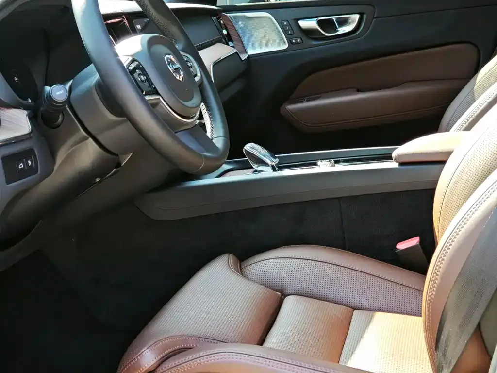 Volvo XC60 PHEV 2024 из CN, фото 5