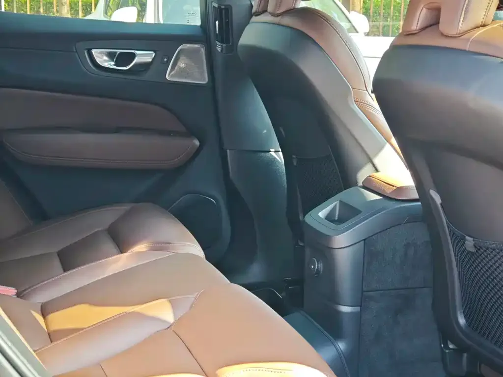 Volvo XC60 PHEV 2024 из CN, фото 4