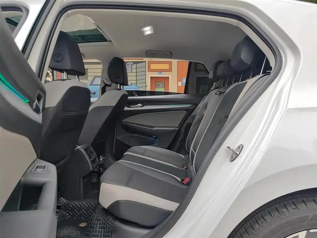 Volkswagen Golf 2022 из CN, фото 2