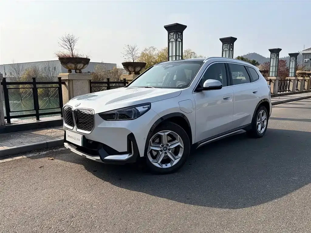 BMW iX1