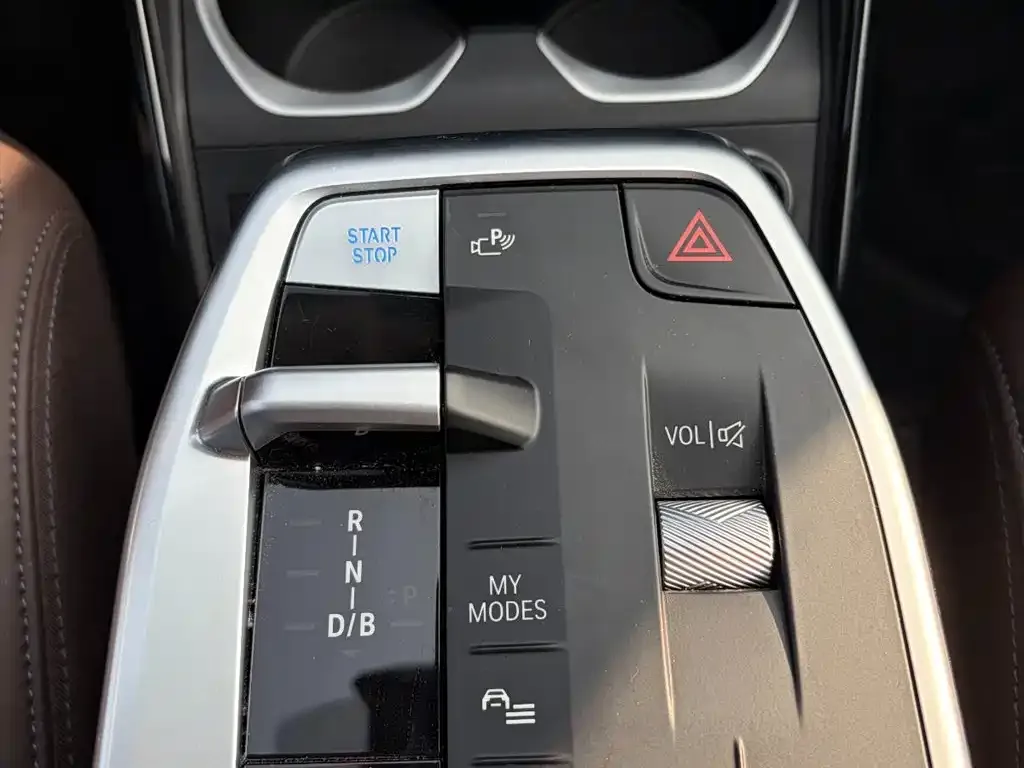 BMW iX1 2025 из CN, фото 2