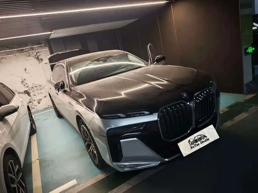 BMW i7