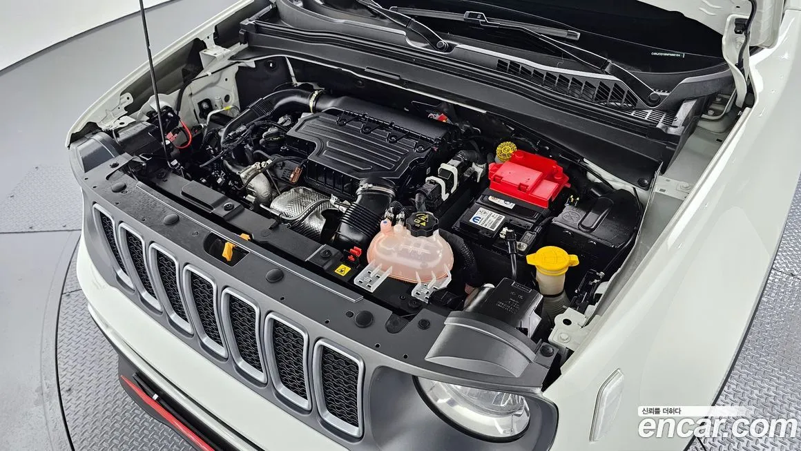 Jeep Renegade — фото 10
