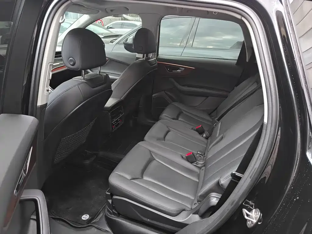 Audi Q7 2023 из CN, фото 2