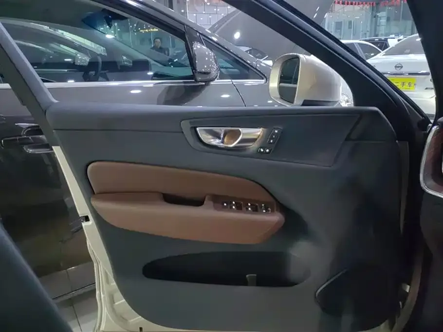 Volvo XC60 PHEV 2024 из CN, фото 8