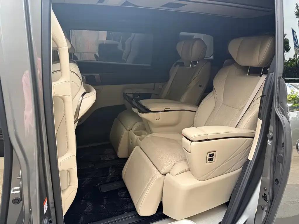 Toyota Vellfire 2023 из CN, фото 2