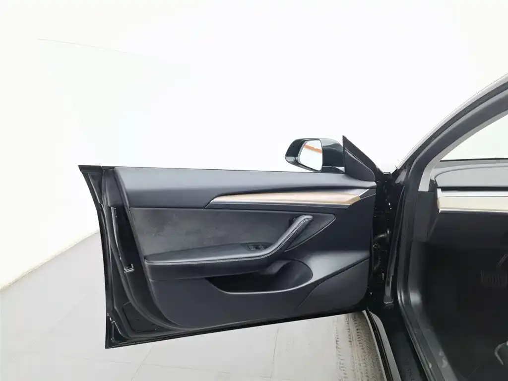 Tesla Model 3 — фото 2