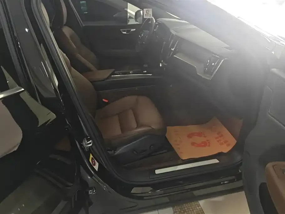 Volvo XC60 2023 из CN, фото 3