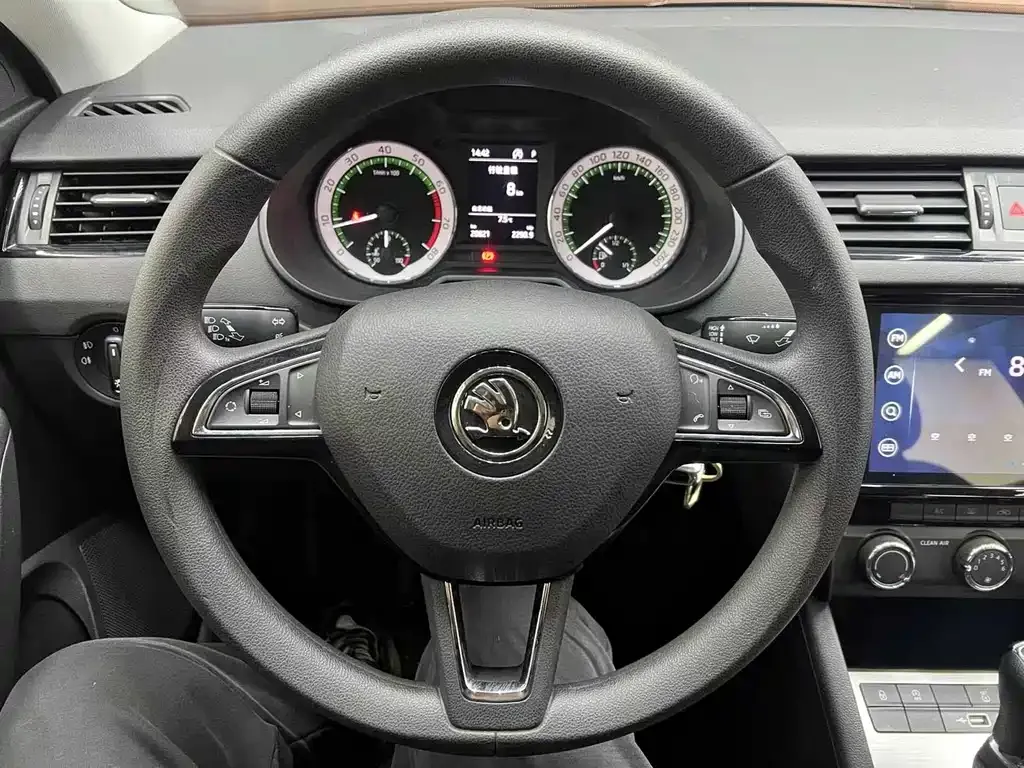 Skoda Octavia — фото 9