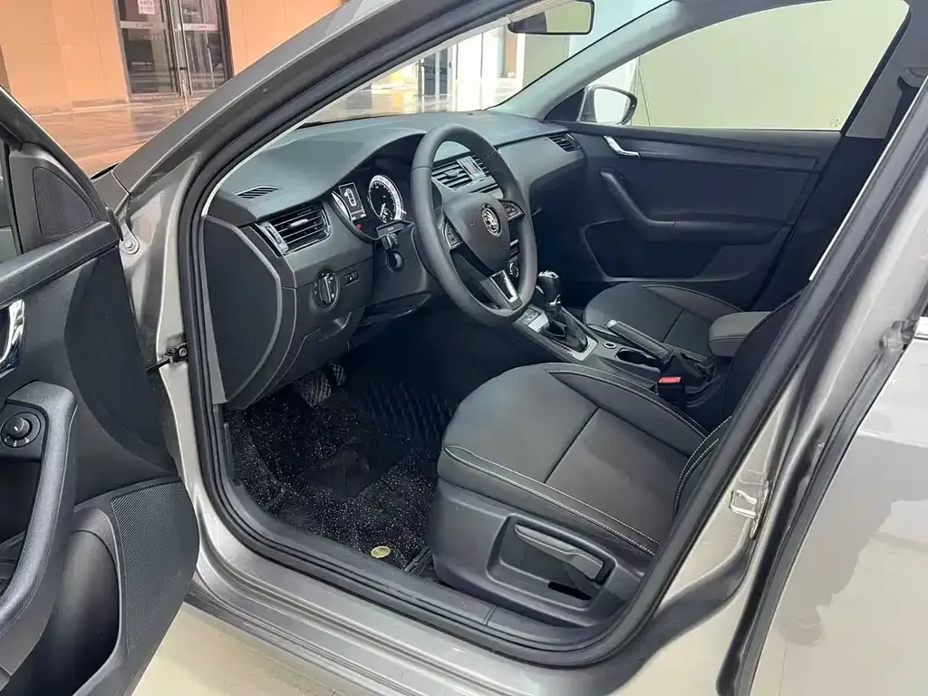 Skoda Octavia — фото 2