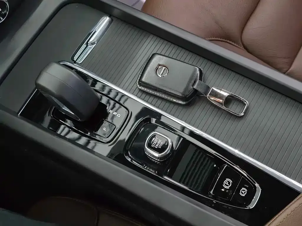 Volvo XC60 2023 из CN, фото 4