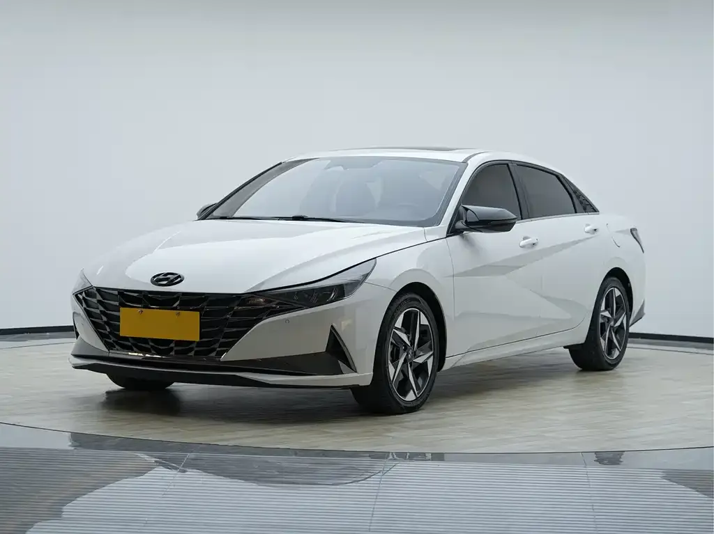 Hyundai Elantra — фото 1