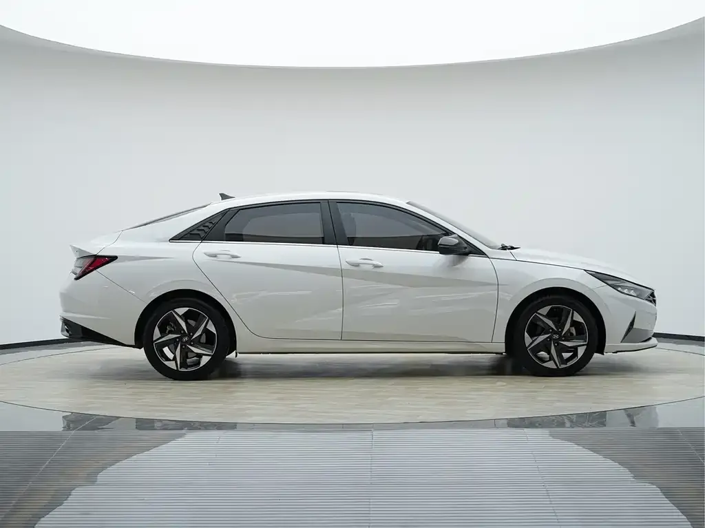 Hyundai Elantra — фото 4