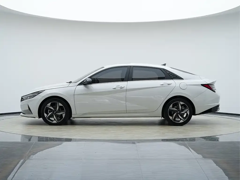 Hyundai Elantra — фото 8