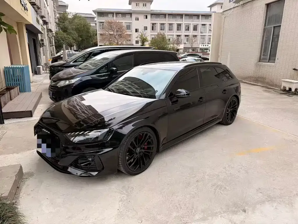 Audi RS 4 — фото 1
