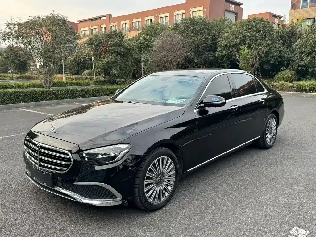 Mercedes-Benz E-Class — фото 1