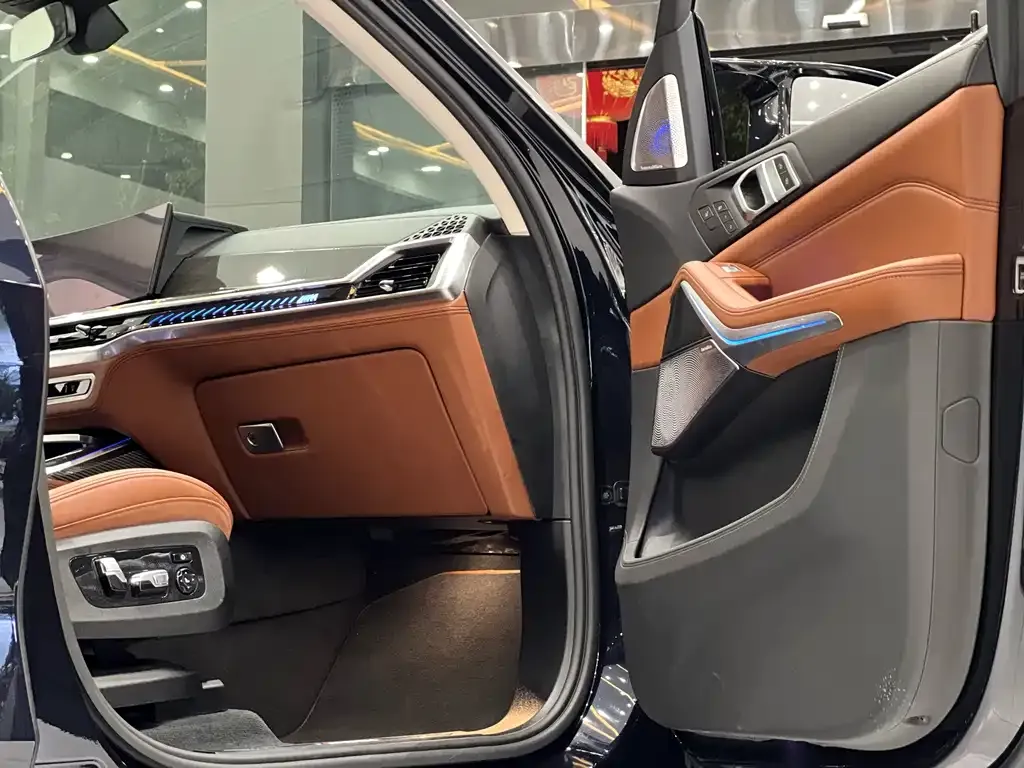 BMW X7 M60i 2024 из CN, фото 9