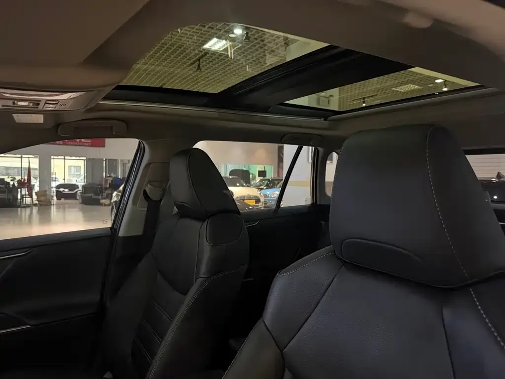 Toyota RAV4 2023 из CN, фото 10