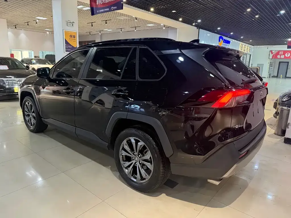 Toyota RAV4 2023 из CN, фото 4
