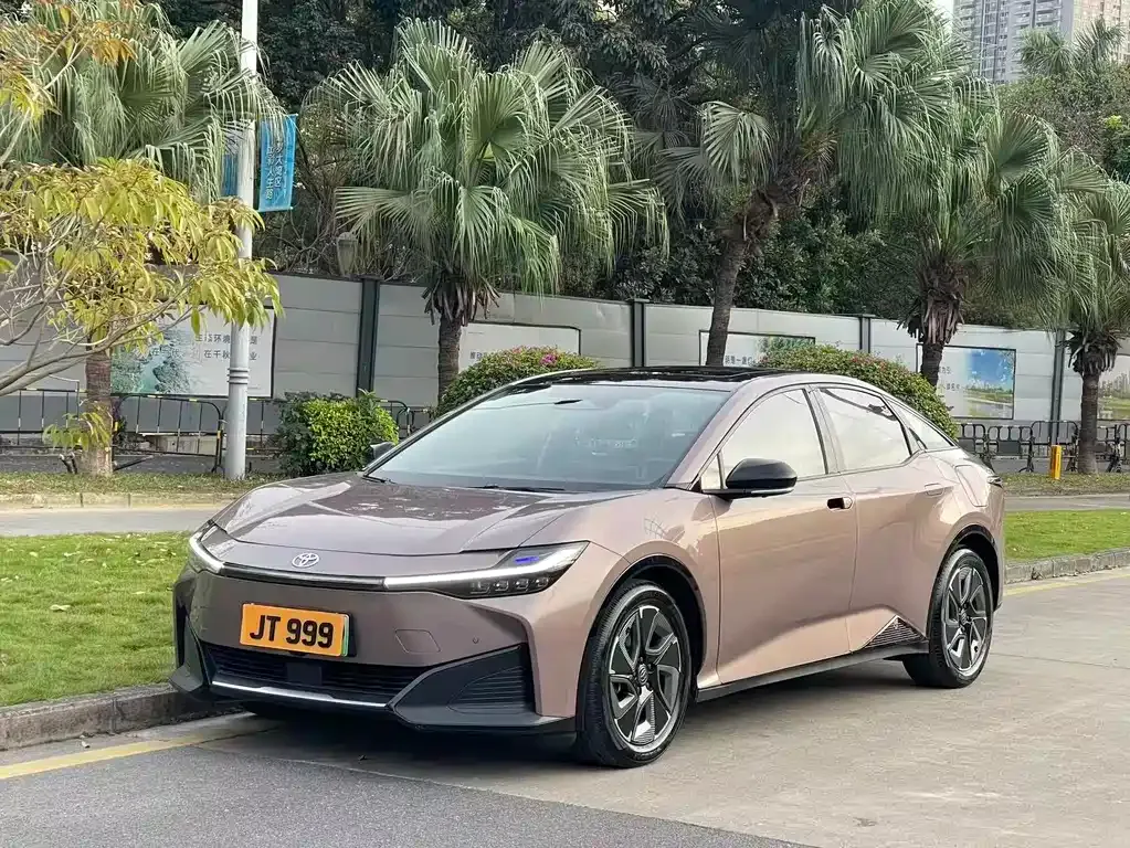 Toyota bZ3 2023 из CN, фото 1