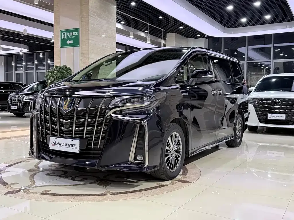 Toyota Alphard — фото 1