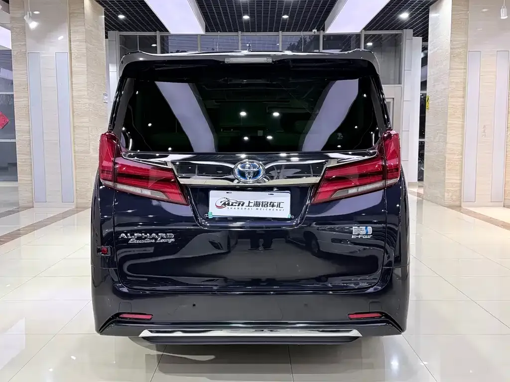 Toyota Alphard — фото 2