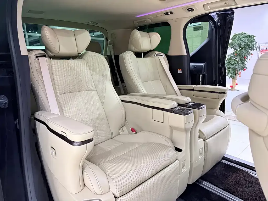Toyota Alphard — фото 8