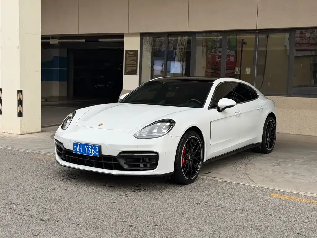 Porsche Panamera — фото 1