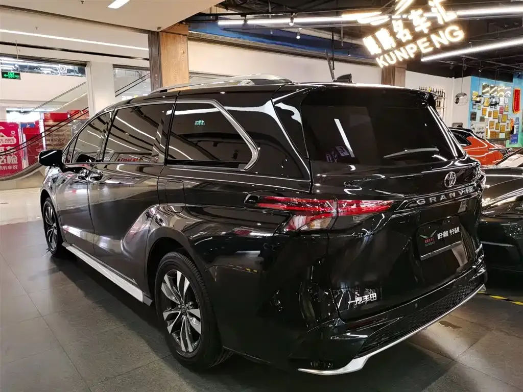 Toyota Granvia — фото 9