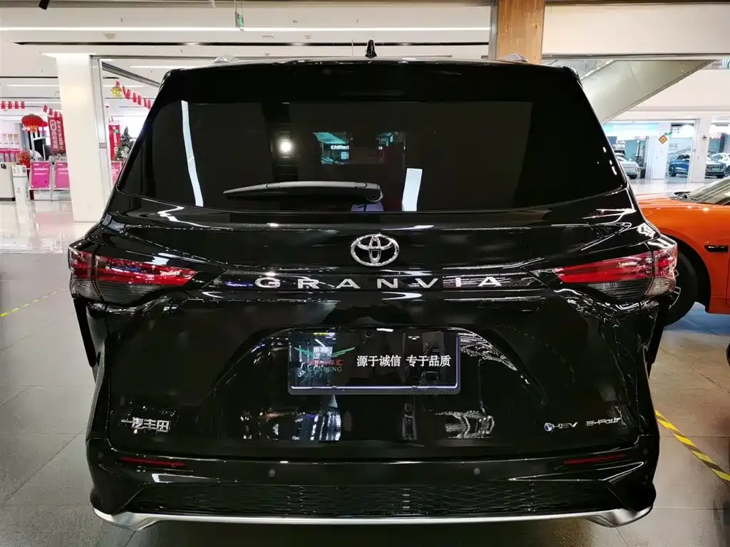 Toyota Granvia — фото 6