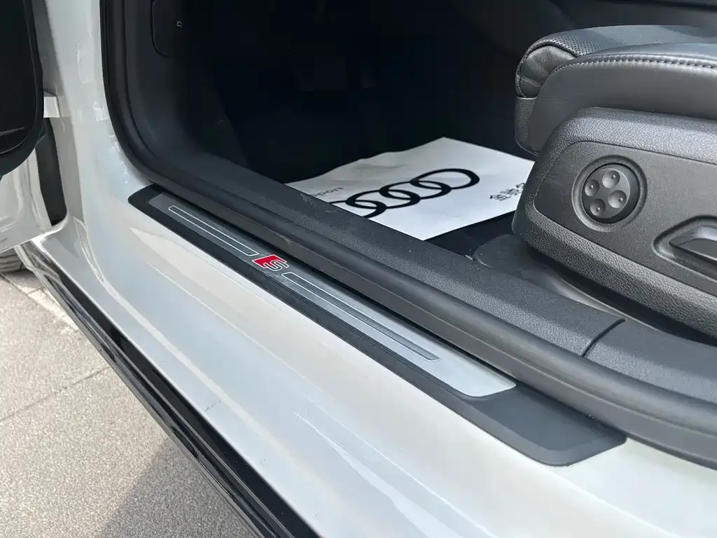 Audi A4L 2023 из CN, фото 4