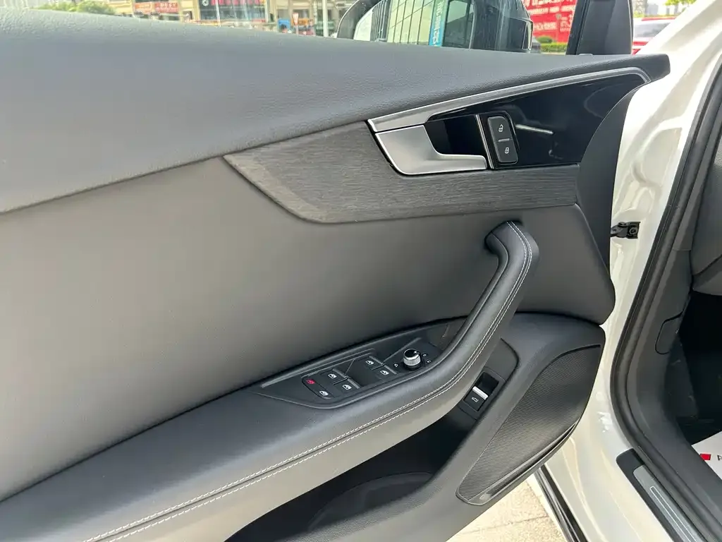 Audi A4L 2023 из CN, фото 2