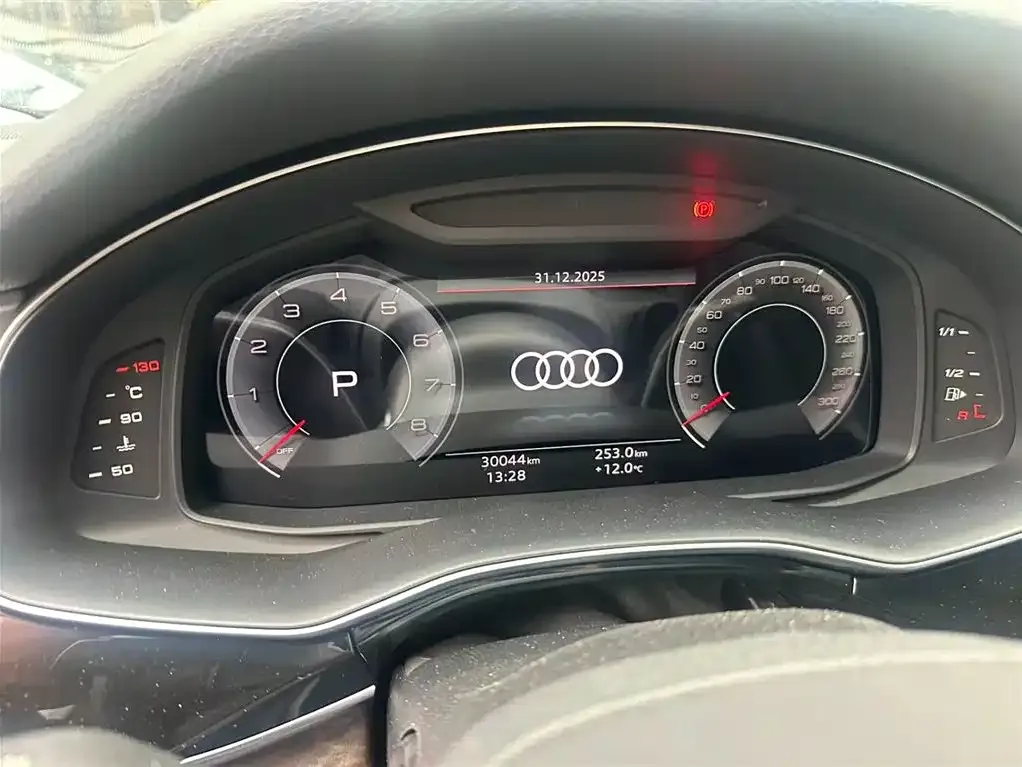 Audi Q7 2023 из CN, фото 2