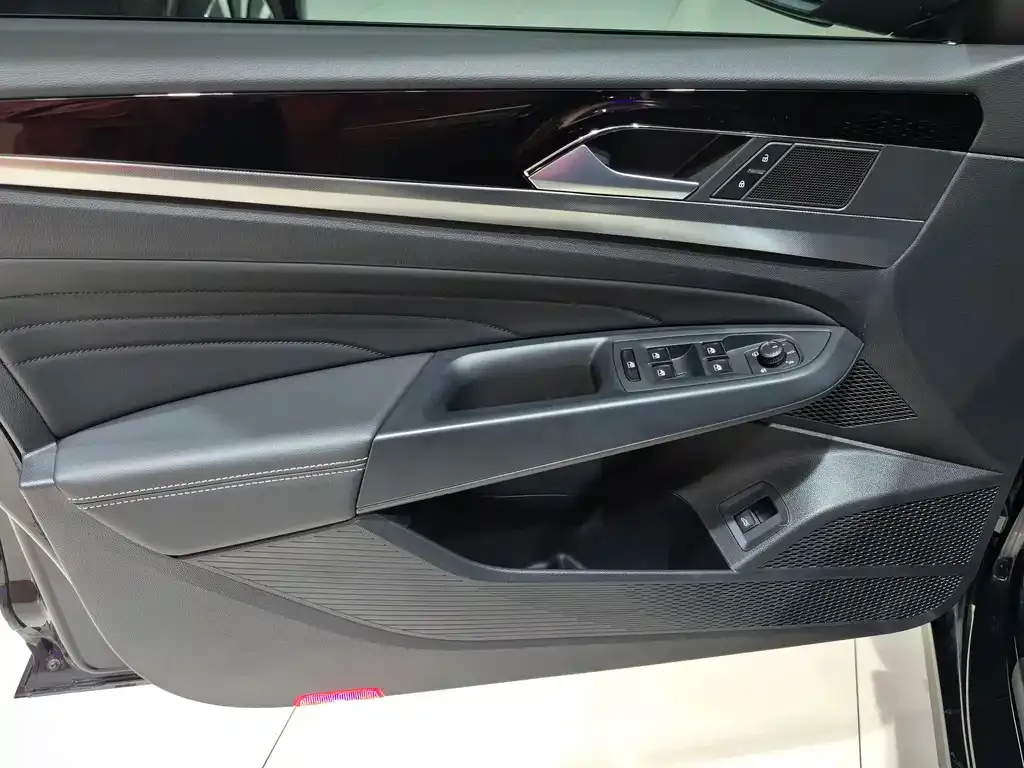 Volkswagen Passat 2024 из CN, фото 2