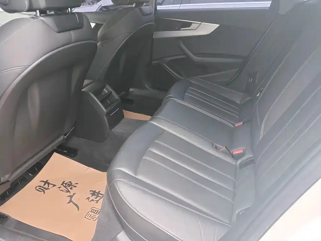 Audi A4L 2021 из CN, фото 5