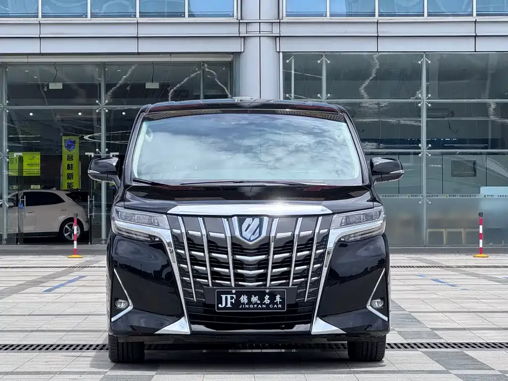 Toyota Alphard — фото 1