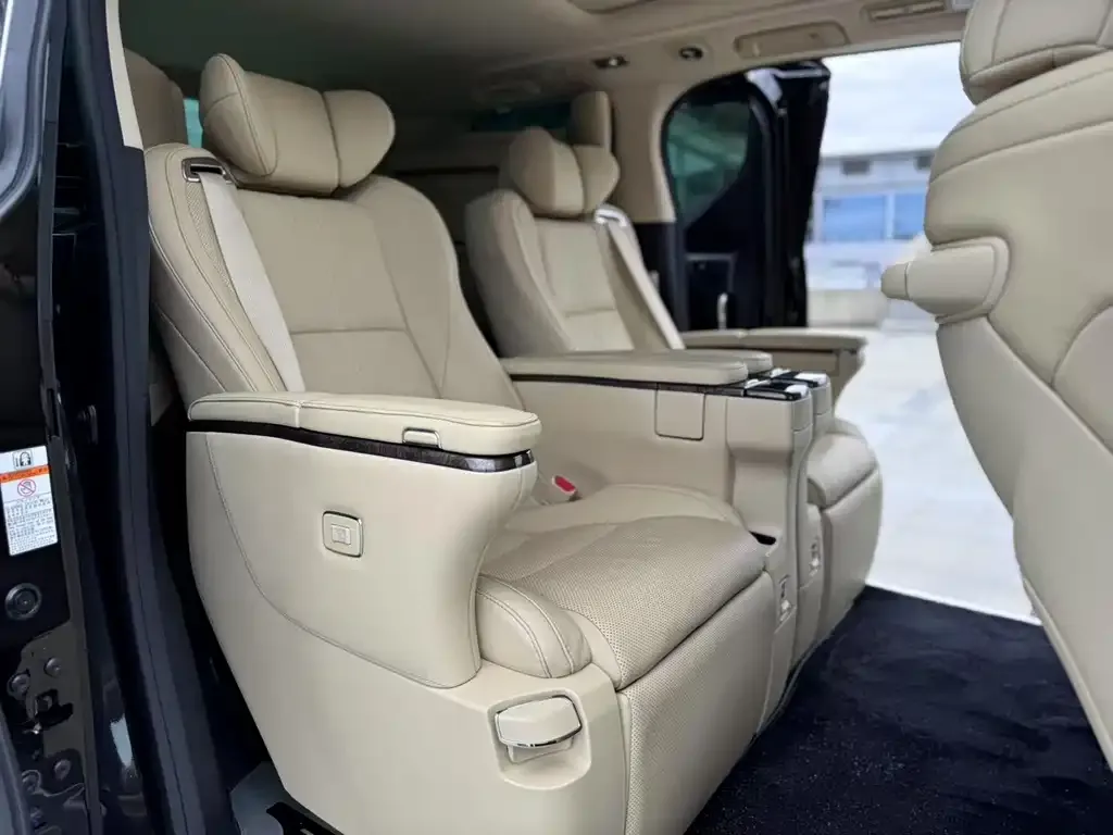 Toyota Alphard — фото 4