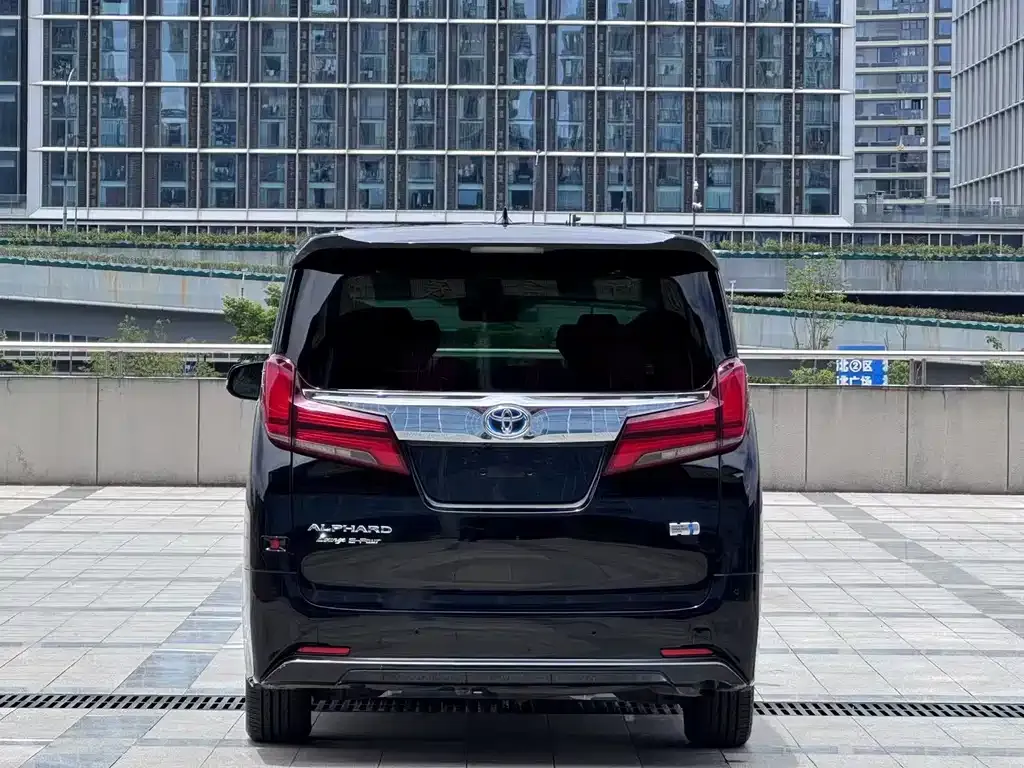 Toyota Alphard — фото 2