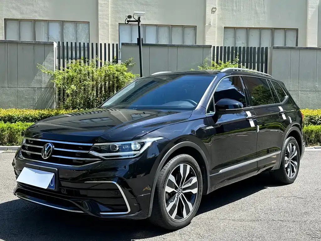 Volkswagen Tiguan L — фото 1