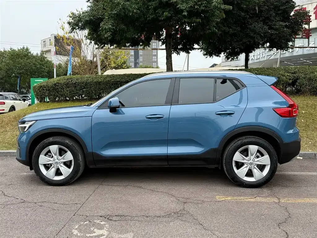 Volvo XC40 — фото 10