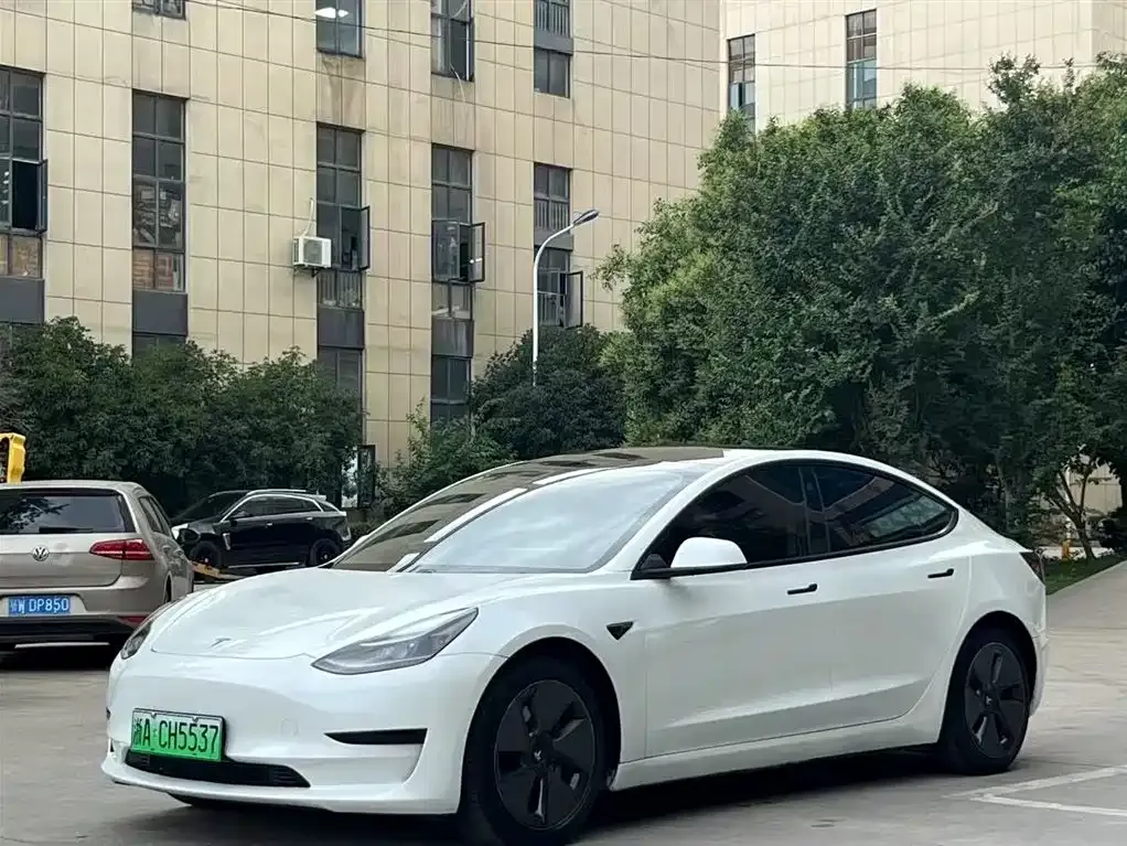 Tesla Model 3 — фото 1