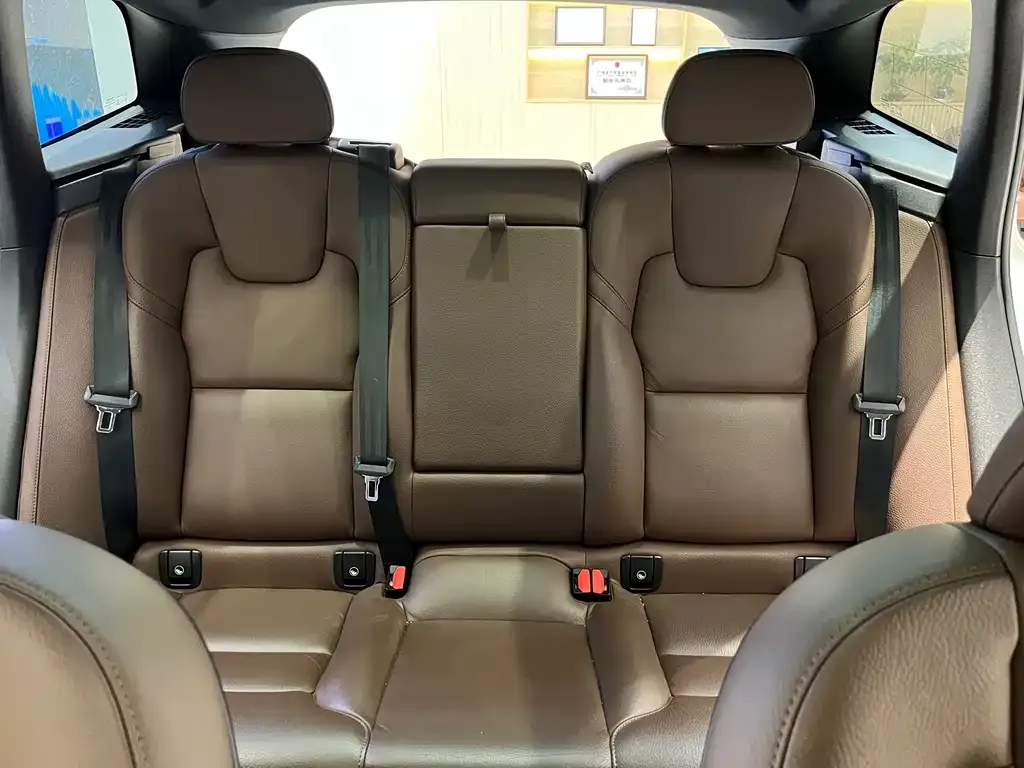 Volvo XC60 PHEV 2023 из CN, фото 5