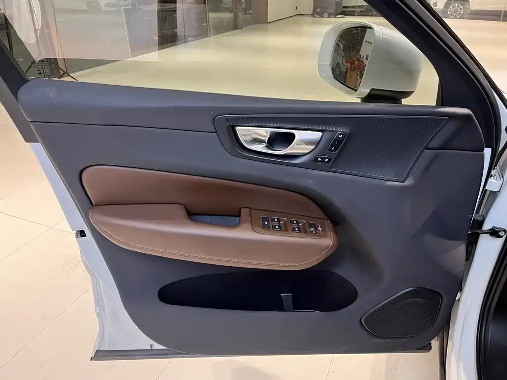 Volvo XC60 PHEV 2023 из CN, фото 4