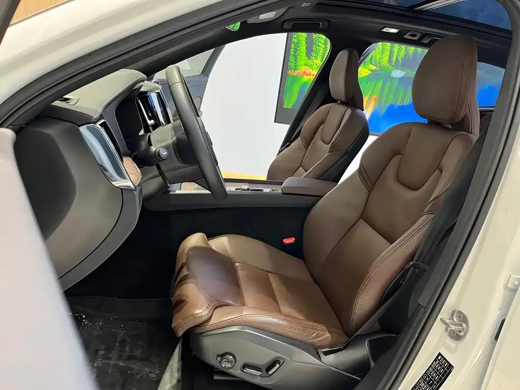 Volvo XC60 PHEV 2023 из CN, фото 2