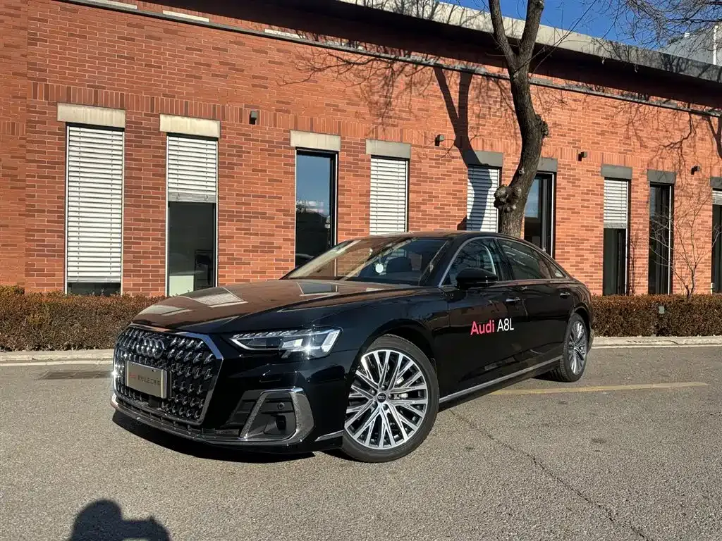 Audi A8 — фото 1
