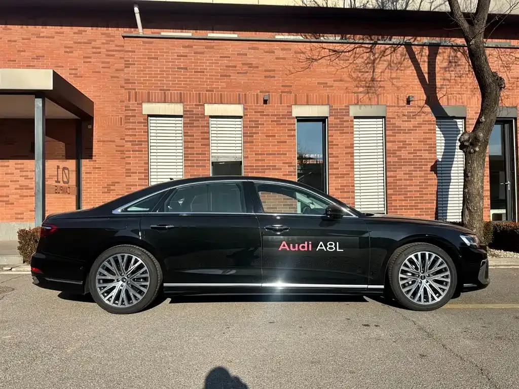 Audi A8 — фото 6
