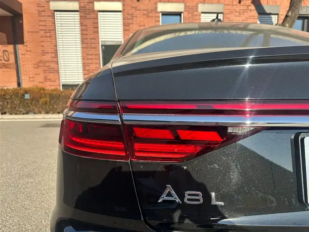 Audi A8 — фото 5