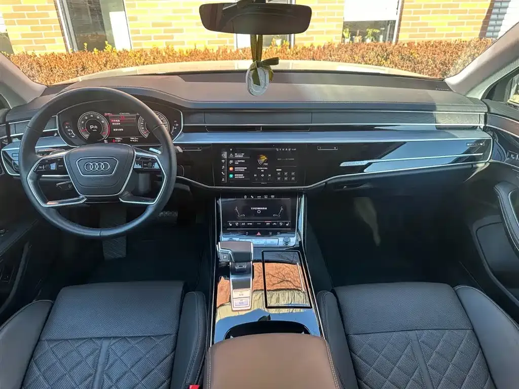 Audi A8 — фото 7