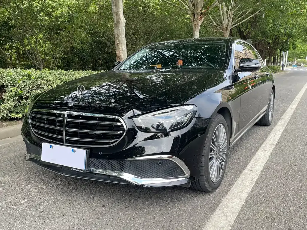Mercedes-Benz E-Class — фото 1